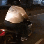 Gordito haciendo caballito en moto