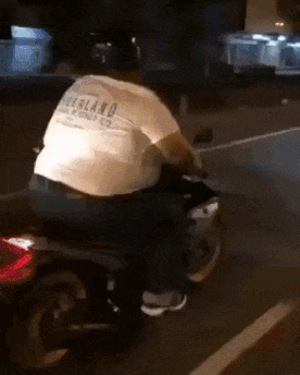 Gordito haciendo caballito en moto