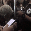Ayudando abuela en el metro