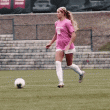 Chica jugando fútbol