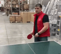 Jugando Ping Pong en Tienda