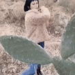 Chica jugando con cactus