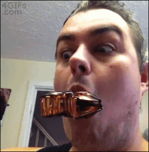 Comiendo palomitas extrañamente