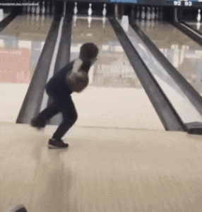 Grande jugada de este niño en el blowling