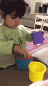 Niña inteligente con los tobos