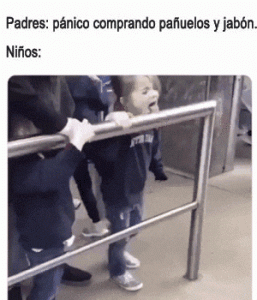 Padres en pánico comprando pañuelos y jabón y Niños