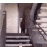 Alguien mas baja las escaleras así