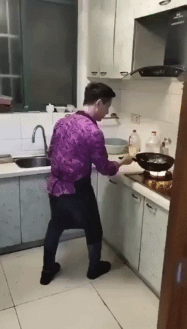 Chef cocinando en casa
