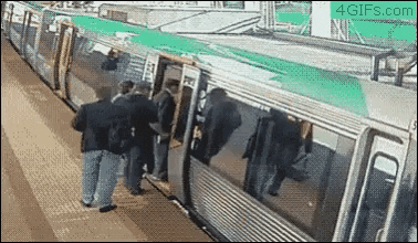 Hombre es ayudado al quedar atascado en el metro