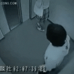 Tratando de robar en ascensor