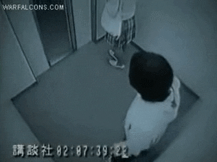Tratando de robar en ascensor