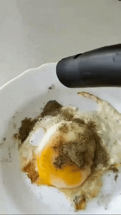 Cómo remover el exceso de pimienta de un huevo