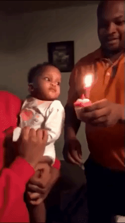 Bebé apaga la vela con la mano