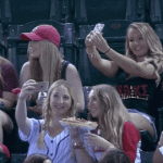 Mujeres viendo el juego de béisbol