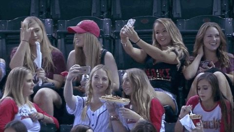 Mujeres viendo el juego de béisbol
